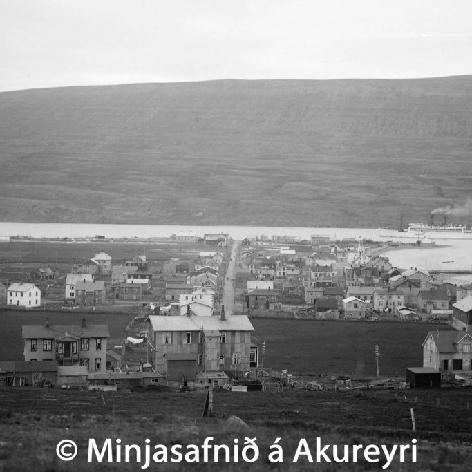 Oddeyrin árið 1929. Gránufélagsgata fyrir miðju. Húsin sem næst eru frá vinstri: Brekkugata 23, 21 og 19, en það hús var rifið árið 1974. Lengra til hægri er gamla Brunastöðin, Brekkugata 12. Því næst er nr. 10 þar sem Laufey Benediktsdóttir þvoði og straujaði þvottinn fyrir bæjarbúa í áratugi.