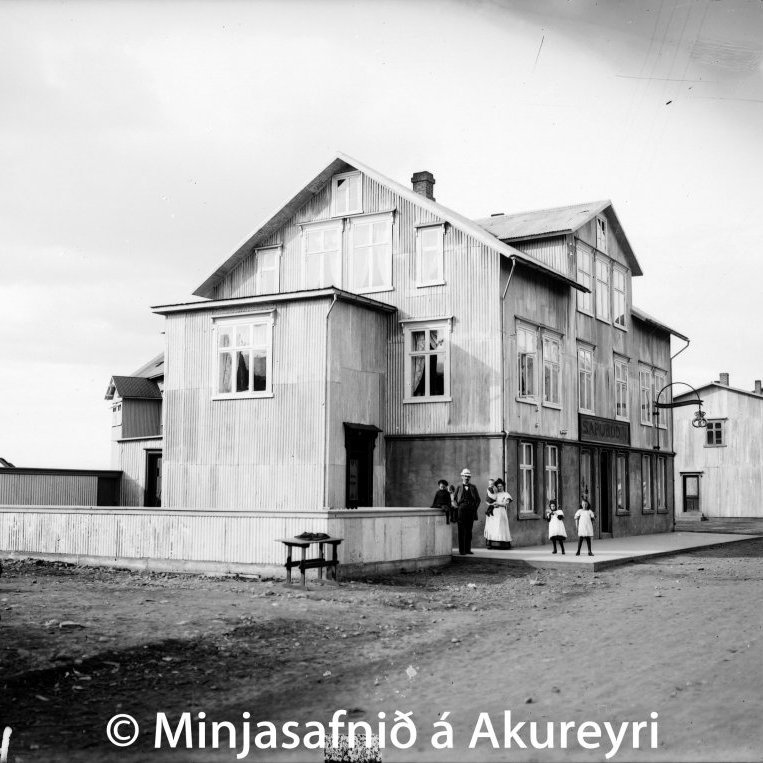 Hús Ragnars Ólafssonar kaupmanns og bæjarfulltrúa, Strandgötu 5 byggt árið 1908. Í því var Búnaðarbanki Íslands frá 1939-1962. Þetta hús var flutt út í Glæsibæjarhrepp árið 1970. Til hægri er Strandgata 7 þar sem Kristín Eggertsdóttir rak greiðasölu um 1920. Síðar var þar aðsetur verkalýðsfélaganna og því nefnt „Verkalýðhúsið“