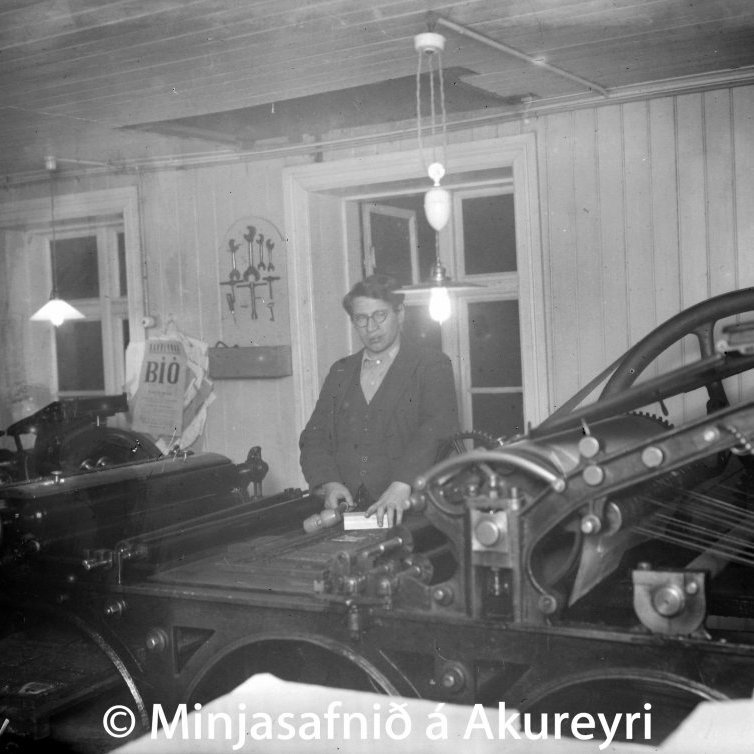 Helgi Björnsson og Rannveig Jónasdóttir við prentvélarnar í Prentsmiðju Björns Jónssonar í einu elsta húsinu á Oddeyri, Norðurgötu 17.