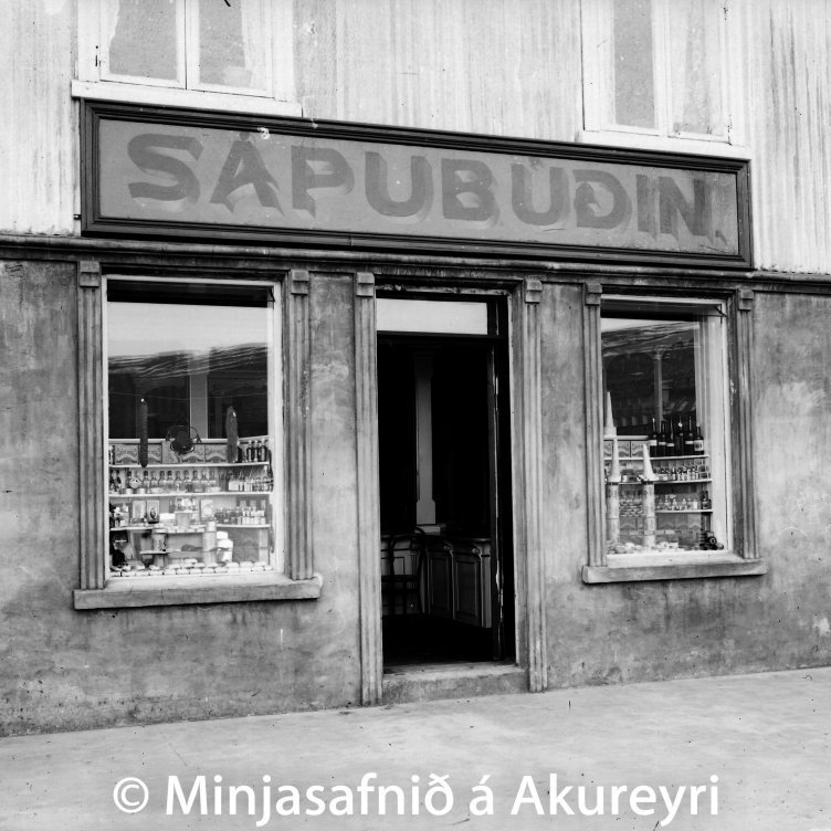 Sápubúðin í Strandgötu 5. Hana rak Lára Ólafsdóttir, systir Ragnars Ólafssonar, eiganda hússins.