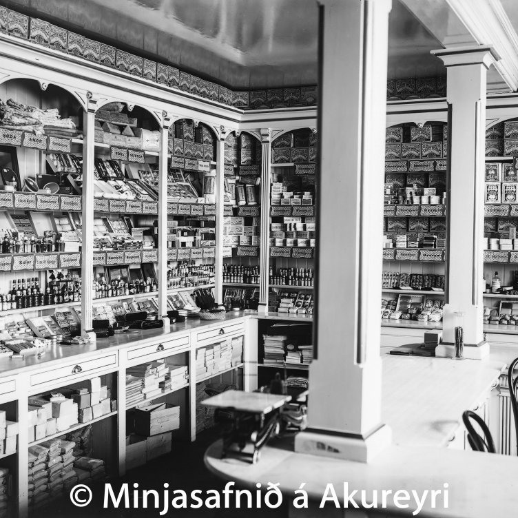 Vöruúrvalið var mikið í Sápubúðin í Strandgötu 5. Hana rak Lára Ólafsdóttir, systir Ragnars Ólafssonar, eiganda hússins.