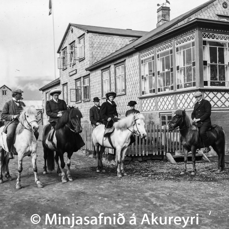 Hús Jakobs V. Havsteens, konsúls og kaupmanns, Strandgata 35, byggt árið 1888. Lengst til vinstri er Júlíus Havsteen, síðar sýslumaður. Jakob V. Havsteen og kona hans, frú Thora, eru inni í garðinum. Annar frá hægtri er Jóhann Havsteen. Til vinstri er hús Snorra Jónssonar, skipasmiðs og kaupmanns, Strandgata 29, byggt árið 1898.