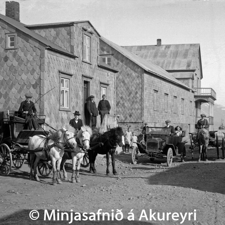 Fremsta húsið er Norðurgata 2. Við það standa hestvagnar til fólksflutninga og Ford bíll Soffaníasar Baldvinssonar ökumanns sem hann eignaðist árið 1914. Hann fór til Reykjavíkur og tók bílpróf fyrstur allra á Akureyri og fékk því ökuskírteini nr. 1 á Akureyri.