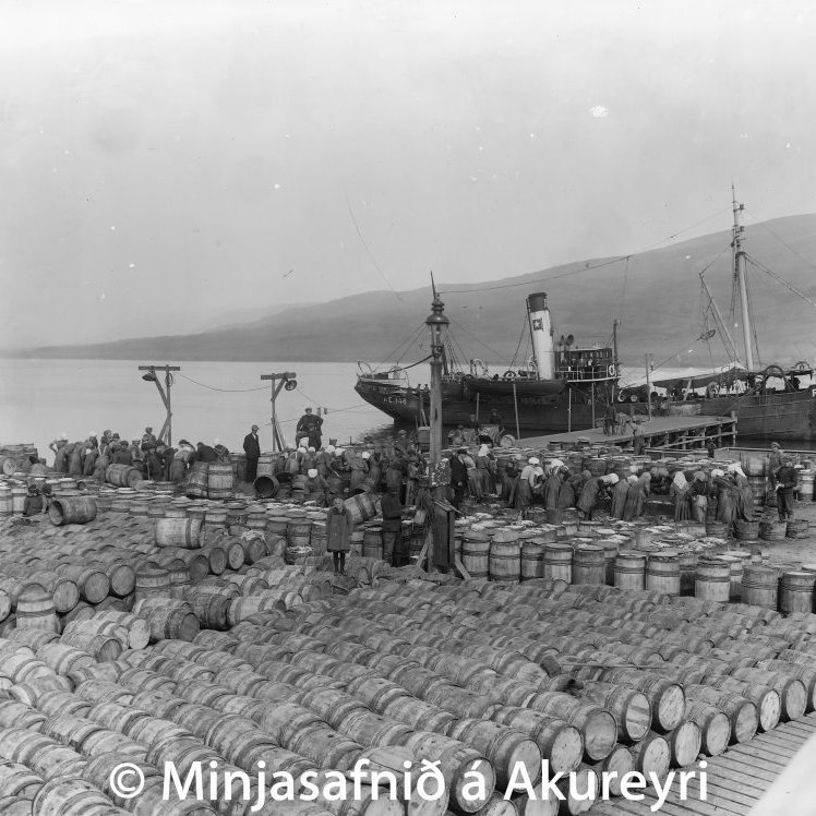 Síldarsöltun á Oddeyrartanga. Baldur ER 146 við bryggju.