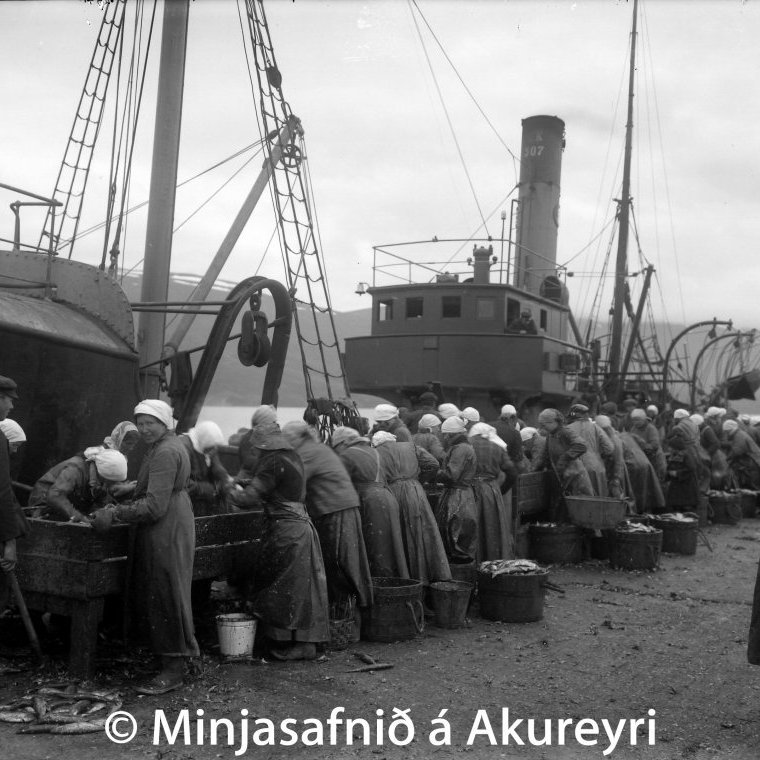 Margar húsmæður á Akureyri drýgðu í þá daga tekjur heimilanna með því að salta síld.