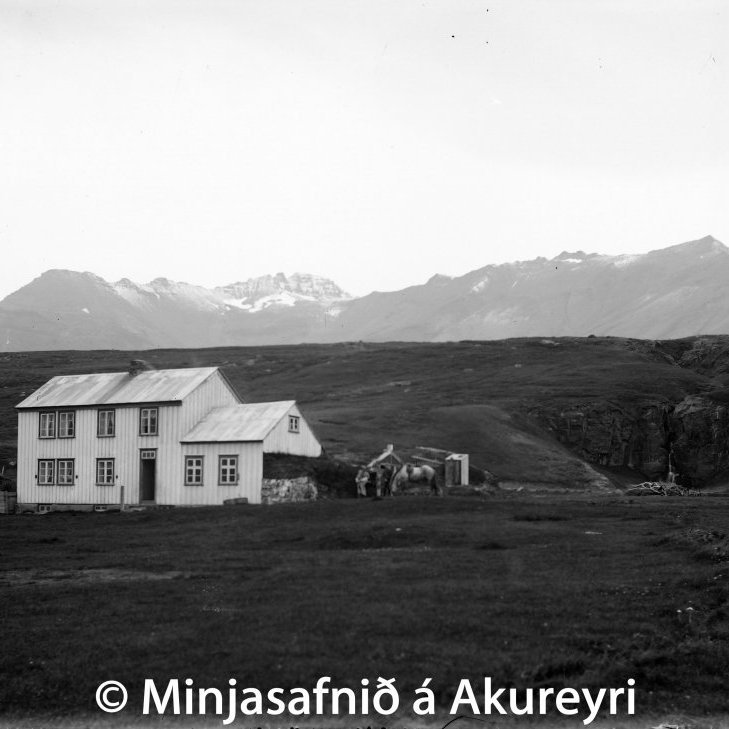 Hrafnagil í Eyjafirði. Fram til ársins 1862 áttu íbúar Akureyrar kirkjusókn að Hrafnagili, en það ár var fyrsta kirkja Akureyrar byggð og tekin í notkun 1863. Nokkrir þeirra muna sem þá voru fluttir úr kirkjunni á Hrafnagili eru nú varðveittir í Minjasafninu á Akureyri, m.a. skápur frá 1672 og messuhökull frá 1682. Á Hrafnagili bjó í mörg ár séra Jónas Jónasson, sem var prestur í Grundarþingum á árunum 1884-1910 og prófastur í Eyjafirði árin 1897-1905. Hann var þjóðkunnur fræðimaður og rithöfundur, skrifaði og þýddi fjölda bóka. Kunnasta rit hans er Íslenskir þjóðhættir. Hann ritstýrði tímaritinu Nýjar kvöldvökur 1907-1916 og gaf það út.