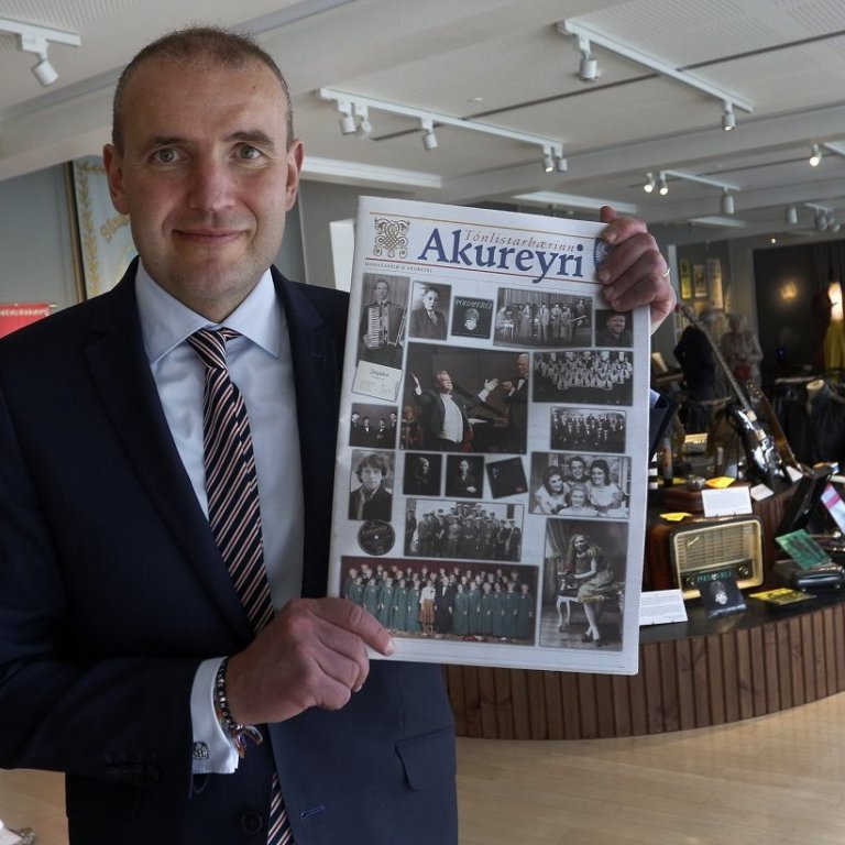 Forseti Íslands, hr. Guðni Th. Jóhannesson, heimsótti sýninguna Tónlistarbærinn Akureyri og leist ljómandi vel á útgáfuna sem fylgir sýningunni.
