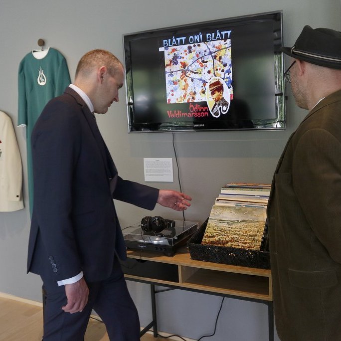 Það hafa allir gaman af að grípa í hljómplöturnar. Þar er forsetinn ekki undanskilinn.