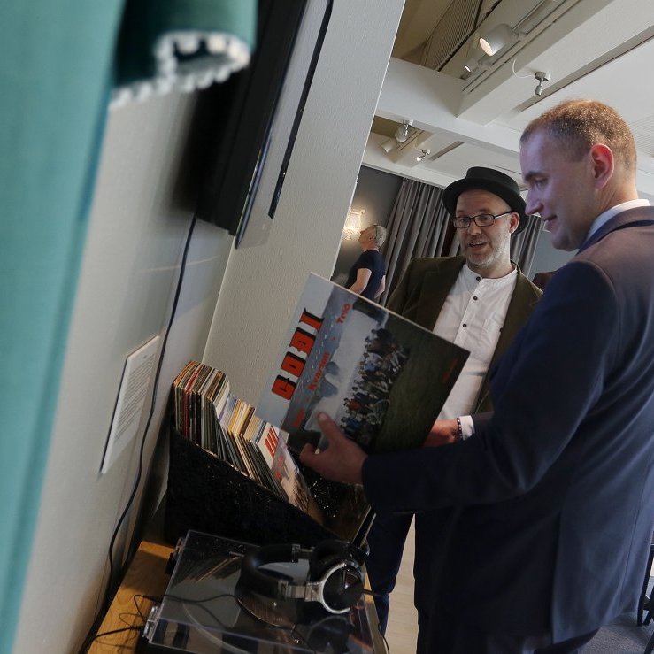 Forsetinn kynnti sér plötuútgáfu Pálma Stefánssonar í Tónaútgáfunni.