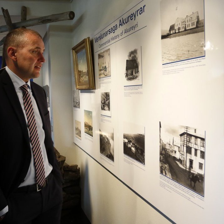 Forsetinn kynnir sér verslunarsögu Akureyrar.