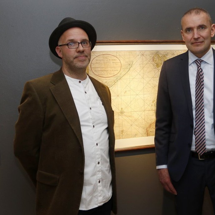 Forsetinn gaf sér góða stund á safninu og skoðaði Íslandskortasýninguna Land fyrir stafni, en kortin voru gefin Akureyrarbæ af hjónunum dr. Karl-Werner Schulte og dr. Gisela Schule-Daxbök