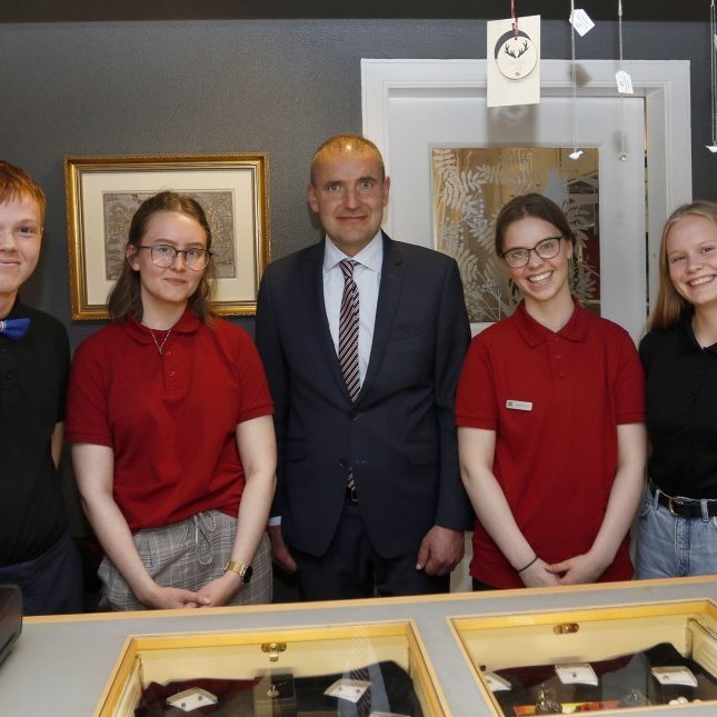 Mikill spenningur var hjá ungu safnvörðunum og brá forsetinn á bakvið afgreiðsluborðið.