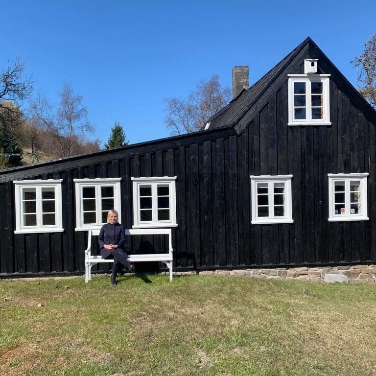 Lilja Þorsteinsdóttir, mennta- og menningarmálaráðherra, naut blíðunnar við Nonnahús sem hefur verið safn frá árinu 1957.