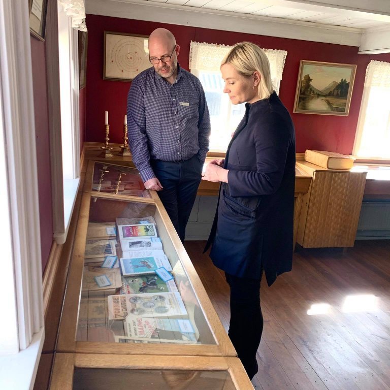 Mennta- og menningarmálaráðherra, Lilja Þorsteinsdóttir skoðar fjölbreytta útgáfu bóka barnabókarithöfundarins Nonna ásamt Haraldi Þór Egilssyni, safnstjóra. Nonnabækur hafa m.a. verið gefnar út á Esperanto.