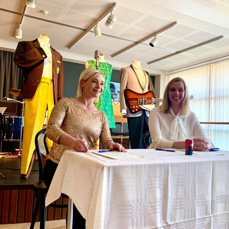 Mennta- og menningarmálaráðherra, Lilja Þorsteinsdóttir og Ásthildur Sturludóttir, bæjarstjóri á Akureyri, undirrituðu nýjan menningarsamning á sýningunni Tónlistarbærinn Akureyri.