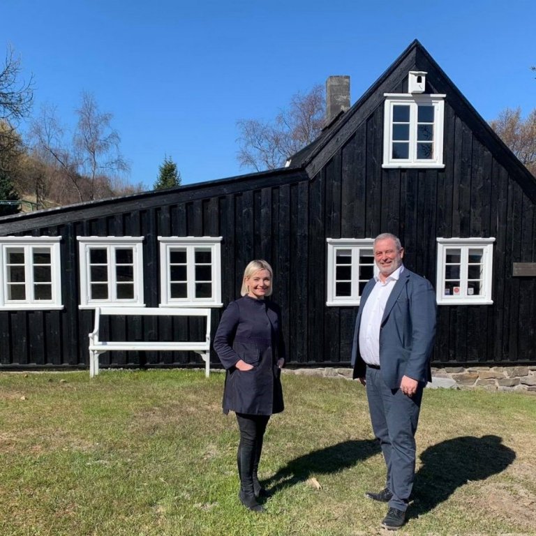 Mennta- og menningarmálaráðherra, Lilja Þorsteinsdóttir ásamt Sigfúsi Karlssyni, formanni stjórnar Minjasafnsins á Akureyri.