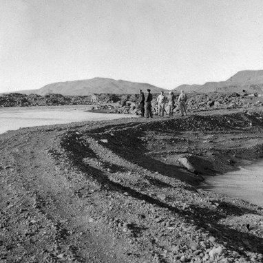 Fyrirhleðsla í Lindakvísl. Herðubreiðartögl í baksýn, ca.1958.
Sunnan við flugvöllinn í Herðubreiðarlindum.