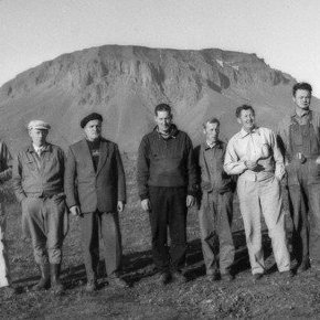 Herðubreið í baksýn. 1. Halldór Ólafsson. 2. Björn Þórðarson, 3.Björn Bessason, 4. Kári Sigurjónsson, 5. Guðvarður Jónsson málari, 6. Sigurður Kristjánsson, 7. Sigurður Hjálmarsson.
