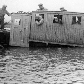 Sennilega í Lindaránni, 4. Einar Olgeirsson veifar.