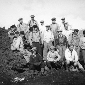 Við Öskjuvatn. 
1. Herbert Tryggvason, 2.Jóhann Snorrason, 4. Garðar í Viðarholti, 5. Bogi Pétursson, 6. Richard Þórólfsson, 7. Hallur í Framnesi, 8. Hans Hansen, 9. Þorsteinn Davíðsson, 11.Sigurjón Rist, 12. Ásgeir, 13.Hafliði, 14. Guðni Sigurðsson, 15. Þorsteinn Þorsteinsson, 16. Tryggvi Þorsteinsson.