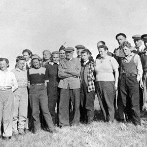 1. Jóhann Sigurðsson bóksali á Dalvík, 7. Þórunn Björnsdóttir frá Lundi Grenvík, 8. Þórgunnur Björnsdóttir frá Lundi Grenvík, 9. Stefán Sigurðsson Útvarpsvirki, 10. Þorsteinn Þorsteinsson, 12. Eva Aðalsteinsdóttir, 15. Björn Bessa, 16. Pétur Helgason, 17. Björn Þórðarson, 18. Hersteinn Aðalsteinsson, 19. Helgi Pálsson.