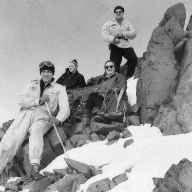 Gengið á Kerlingu úr Finnastaðadal á páskadag 7 apríl 1958. 1. Karl Magnússon járnsmiður, 2. Sigurgeir B Þórðason, 3 Vernharður Sigursteinsson, 4. Guðrún Björnsdóttir. Jón Sigurgeirsson frá Helluvaði tók myndina.