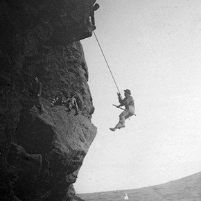Sprangað í Heymaey. Íbaksýn er Landakirkja og Stóra-Gerði, Sjá Íslensk þjóðlíf í þúsund ár Daníel Breum 1.bindi.