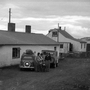 Á Raufarhöfn. 1. Sigurður Arason, 2. Hulda Gísladóttir, 3. Ari Sigurðsson, 4. Sverrir Sigurðsson, 5. Ari Leó Björnsson, tekin sumarið 1963. Bakarí KRH í barksýn. Myndina tók Jóhanns Fossdal.