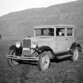 Í Eyjafirði. Júlíus Fossdal í bílnum. Ari Leó Björnsson tók myndina 1936-37. Ari átti bílinn.
