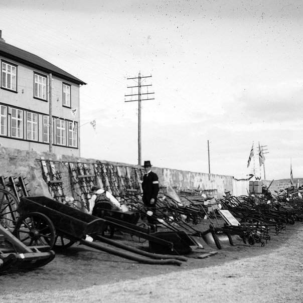 Kennaraskólahúsið við Laufásveg 81, Reykjavík. Garðurinn var seinna nefndur Einarsgarður, eftir Einari Helgasyni í Gróðrastöðinni í Rekjavík. Myndin er tekin á landbúnaðarsýningu við Gróðrarstöðina árið1921, þangað kom Kristján X og opnaði hana.