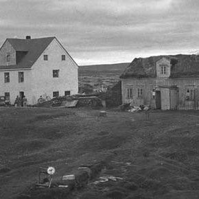 Haganes í Mývatnssveit. Kristján Geirmundsson stendur hjá unglingi framan við jeppan sinn Ford ´41.