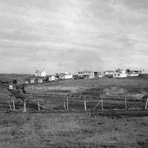 Hólmsberg við Keflavík, Bergvegur rétt hjá smábátabryggjunni, tekin 1956. Ljósmynd Ari Leó Björnsson.