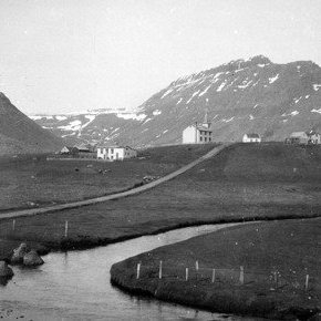 Við Bolungavík, kirkjan á Hóli fyrir miðju.