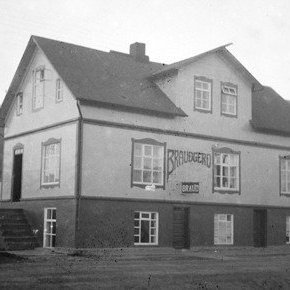 Á Húsavík. Brauðgerð Tryggva Péturssonar, ölstofa var á neðri hæð(Tryggvöl  var heimabruggað).