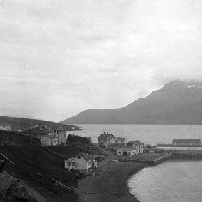 Reyðarfjörður. Tekin af Oddnýjarhæð. Bryggjan hét Barkur, og var byggð af hernum. Bærinn í fjarska er Klöpp.