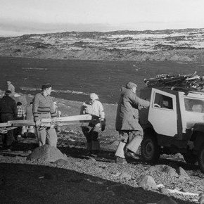 Björgunarleiðangur á Bárðarbungu að flugvélinn Geysi sept.1950. Stoppað var á Urðarhálsi, þar sem vörubíllinn komst ekki lengra, og farangur fluttur í jeppana. Hér er jeppi Jóns Sigurgeirssonar frá Helluvaði A-114.