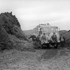 Rétt austan Hengslabrekku í hrauninu sjálfu, rétt norðan Dyngjufjalla í ferð árið 1974. Þetta er norðan Öskjuops og austan Stóurkistu. 
1.Sigurður Hjálmarsson, 3. Árni Ingólfsson, 4. Magnús Kristinsson (frá Arnarhóli), 5. Geirfinnur Jónsson, 6. Árni Jóhannsson.
