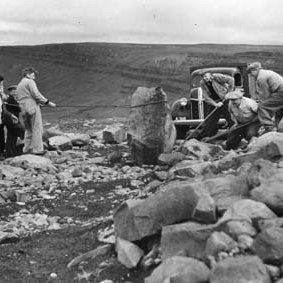 Á Vatnahjalla í Eyjafirði. Vernharður Sigursteinsson við vörubílinn, Þorsteinn Þorsteinsson.