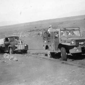 Sellandafjall og Bláfjall í baksýn. Bílarnir eru norðan við mynni Dyngjfjalladals.