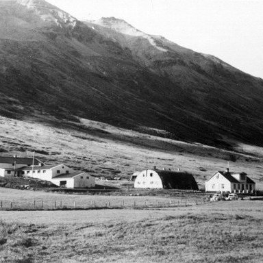 Þóroddsstaðir, Ólafsfirði, fjósið (braggann) byggði Sveinbjörn Jónsson kenndur við Ofnasmiðjun. Þar reyndi hann við margar nýjungar í byggingartækni, m.a. að steypa úr blöndu af sementi og mold.