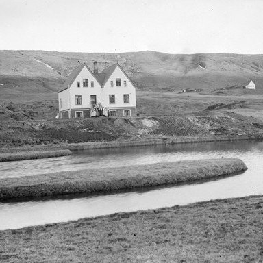 Húsmæðraskólinn á Laugum, Reykjadal, Litlu-Laugar til hægri.