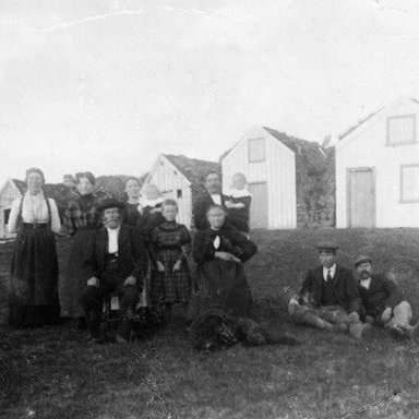 Mógil, Svalbarðstrandarhreppi, tekin 1913. 1.Ásgerður Gísladóttir, 2.Ása frænka, Ásgerður síðar Dalvík, 3.Kristján Jóelsson bóndi, spónasmiður, 4.Sigurlaug Kristjánsdóttir, 5.Helga Sigmarsdóttir, 6.Hulda Guðmundsdóttir, 7.Sigmar Jóhannesson, 8.Gerður Sigmarsdóttir, 9.Helga Einarsdóttir, 10.Aðalsteinn Jónsson, 11.Benedikt bóndi að Grund Svalbarðsströnd og síðar að Jarlsstöðum höfðahverfi, 12, hundurinn Trampi.