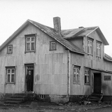 Strandgata 13, Ólafsfirði. Þetta hús var prestssetur. Það var seinast kennt við Guðmund Ólafsson útgerðarmann. Hann var sonur frumbyggjans Ólafs frá Sandhóli. Grímur Grímsson í dyrunum.