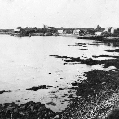 Grímsey, höfnin. Kastali Steinólfs Geirdal, Þrúðvangur, Pálshús, Sjáland, Sólberg, Strandberg og Nýborg