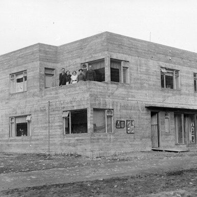 Húsið heitir Kolka í Ólafsfirði, eigandi Ásgrímur Hartmannsson. 1. Þorsteinn Símonarson lögreglumaður, 2.Helga Sigurðardóttir kona Ásgríms, 5. Ásgrímur Hartmannsson