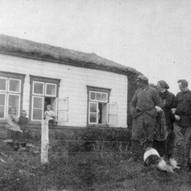 Hörgsdalur, Mývatnssveit.Tekin 1924-1925. 1.Erna Helga Helgadóttir, Auður Kali Helgason, Ljúfa Helgadóttir í glugga, með húfu Helgi bóndi Árnson, Flóventssonar, hin 3 voru gestir, en hundurinn hét Buski. Hörgsdalur er 2 km vestan við Stöng í Mývatni.