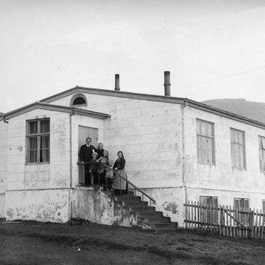 Aðalstræti 59, Pósthúsið á Patreksfirði. Byggt úr steinsteypu um aldamótin 1900, látið líta út sem það sé hlaðið. Byggt af Sigurði Magnússyni og var upphaflega læknabústaður og seinna pósthús. Sigurður teiknaði einnig kirkjuna og gamla spítalan. 1.Árni Böðvar Helgason læknir, 2.María Ingbjörg Árnadóttir, 4.Hómfríður Árnadóttir,  5.Áslaug Árnadóttir, 6.Hrefna Jóhannesdóttir.