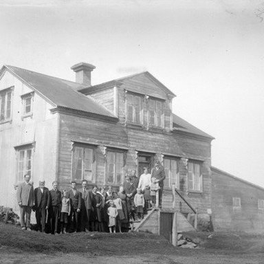Gamlahúsið á Ysta-Mói í Fljótum, tv. Sæmundur, Lárus Ólafsson