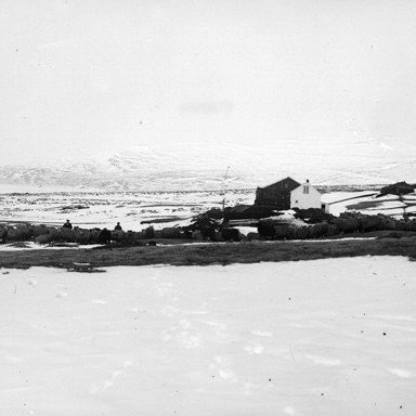 Öngulsstaðir, Eyjafirði. Myndin er tekin til norð-austurs . Fjær eru Jódísarstaðir. Dökka þústin niðri á bökkunum er líklega Kaupangsbakki.