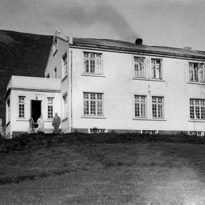 Hús bæjarfógetans á Siglufirði, inngangur í íbúð vinstra megin, skrifstofur hægra megin. Húsið stóð við Hvanneyrarbraut.